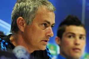 2012欧冠负拜仁 穆里尼奥擦干泪水去C罗家安慰他