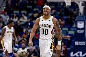 状态火热！布鲁斯-布朗半场7投5中&amp;罚球2中2 得到14分2板2断