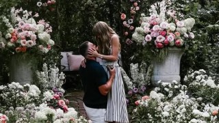 祝福！泰勒·斯威夫特社媒晒照，正式宣布与男友凯尔希订婚