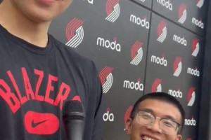 天博体育内容-开拓者惹怒中国球迷！小杨受伤坐飞机却不让上，带伤下放没法打球