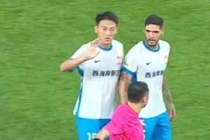 王鹏遭遇交通事故后，西海岸球迷在比赛第15分钟高喊王鹏加油