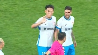 王鹏遭遇交通事故后，西海岸球迷在比赛第15分钟高喊王鹏加油